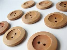 Botones de madera para niños de varias formas. teñido