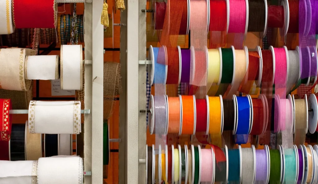 Cinta para decorar: Un toque especial para tus proyectos de manualidades
La cinta para decorar es una de las herramientas más versátiles y accesibles para quienes disfrutan de las manualidades, la decoración del hogar o la personalización de regalos. En sus diversas formas, materiales y colores, la cinta decorativa tiene la capacidad de transformar cualquier objeto o superficie, añadiendo un toque personal y único. Ya sea que desees adornar una tarjeta de cumpleaños, personalizar una caja de regalo o incluso decorar tu casa, la cinta para decorar se convierte en el detalle que marca la diferencia.
En este artículo, exploraremos en detalle qué es la cinta para decorar, cómo se utiliza, sus diferentes tipos y cómo puedes aprovecharla al máximo en tus proyectos creativos. Con una variedad tan amplia de opciones disponibles, la cinta para decorar es una opción ideal para aquellos que buscan agregar un toque especial a sus creaciones sin necesidad de habilidades complicadas o costosos materiales.
¿Qué es la cinta para decorar?
La cinta para decorar es un material decorativo flexible, generalmente fabricado de tela, papel o plástico, que se utiliza para embellecer diferentes superficies. Dependiendo del material y diseño, puede tener una variedad de texturas, colores y tamaños. A lo largo de los años, ha ganado popularidad debido a su facilidad de uso y a la gran variedad de proyectos en los que puede ser aplicada.
Este tipo de cinta no solo es útil para proyectos de manualidades, sino que también se utiliza ampliamente en el diseño de interiores, como en la decoración de muebles, marcos de fotos, cortinas, almohadas y mucho más. Los diseñadores la incorporan para añadir detalles y patrones que complementen la decoración del hogar de una manera sencilla pero efectiva.
Tipos de cinta para decorar
Existen muchos tipos diferentes de cinta para decorar, cada uno con características y usos particulares. Conocer las diferencias te permitirá elegir la opción más adecuada para tu proyecto.
1. Cinta de satén
Una de las variedades más populares es la cinta de satén. Su acabado suave y brillante la hace perfecta para crear detalles delicados en proyectos de bodas, decoración de fiestas y empaques de regalos. Su versatilidad permite usarla tanto en grandes decoraciones como en pequeños detalles como lazos o bordes de tarjetas.
2. Cinta de encaje
La cinta de encaje es ideal para dar un toque vintage y romántico a cualquier proyecto. Es perfecta para decorar álbumes de fotos, marcos o incluso para añadir detalles a la ropa o accesorios. Su diseño delicado permite que se adapte bien a una variedad de estilos y ocasiones.
3. Cinta de yute
La cinta de yute es una opción más rústica y natural. Ideal para proyectos de decoración que requieren un estilo más campestre o minimalista. Puedes usarla para envolver regalos, crear centros de mesa o personalizar muebles. Su textura le da un toque único que complementa muy bien los colores naturales.
4. Cinta de organza
Similar a la cinta de satén, la cinta de organza tiene una textura ligera y traslúcida, perfecta para ocasiones especiales. Se utiliza en bodas, cumpleaños y eventos formales. Su ligereza permite crear lazos hermosos y adornos flotantes para una sensación etérea en cualquier proyecto.
5. Cinta de grosgrain
Esta cinta, con su textura más gruesa, es perfecta para proyectos que requieren más durabilidad, como decoraciones al aire libre o en la fabricación de accesorios. La cinta de grosgrain es resistente y se utiliza frecuentemente en la creación de lazos y adornos en ropa y accesorios.
Usos de la cinta para decorar en proyectos de manualidades
La cinta para decorar tiene una amplia gama de aplicaciones, y su uso depende del tipo de proyecto en el que se encuentre involucrado. A continuación, exploraremos algunas de las aplicaciones más comunes de esta cinta tan versátil.
1. Decoración de regalos
Uno de los usos más frecuentes de la cinta para decorar es en la decoración de regalos. Desde simples lazos hasta adornos más elaborados, las cintas pueden añadir un toque de elegancia a cualquier envoltorio. La variedad de colores y texturas de las cintas también te permite personalizar tus regalos según la ocasión, como cumpleaños, bodas o festividades navideñas.
2. Proyectos de scrapbooking
El scrapbooking es una de las manualidades más populares que involucra el uso de la cinta para decorar. Esta técnica consiste en crear álbumes de recortes que cuentan una historia a través de fotos, recuerdos y adornos. Las cintas decorativas se utilizan para enmarcar fotos, agregar bordes a las páginas y crear diseños originales. Las cintas de colores y texturas variadas aportan un toque único a cada página.
3. Decoración del hogar
La cinta para decorar también es útil para personalizar objetos en el hogar. Puedes usarla para adornar marcos de fotos, jarrones, cortinas, cojines y hasta muebles. La cinta puede agregar un toque de color y estilo sin necesidad de hacer grandes reformas. Es una excelente manera de cambiar el aspecto de una habitación con poco esfuerzo.
4. Personalización de ropa y accesorios
La cinta para decorar también puede ser usada para embellecer ropa y accesorios. Desde la creación de lazos en camisas y vestidos hasta la adición de detalles decorativos en bolsos y zapatos, las cintas pueden transformar prendas y accesorios básicos en piezas únicas. Con solo añadir algunos toques de cinta, puedes cambiar el estilo de una prenda, haciéndola más moderna o elegante.
5. Decoración de eventos y fiestas
En bodas, cumpleaños y otros eventos especiales, la cinta para decorar es un elemento esencial. Puedes usarla para decorar mesas, sillas, centros de mesa, y también para hacer adornos personalizados. La cinta de satén o de encaje, por ejemplo, es perfecta para dar un toque de lujo a tus celebraciones. Además, las cintas son una excelente opción para crear detalles de color y textura en la decoración de bodas, como el lazo en los arreglos florales o en los cojines de las sillas.
Ventajas de usar cinta para decorar
El uso de la cinta para decorar presenta varias ventajas que la han convertido en una opción popular tanto entre profesionales de la decoración como aficionados a las manualidades:
Versatilidad: La cinta para decorar es increíblemente versátil. Se puede usar en una amplia gama de proyectos, desde pequeños detalles hasta grandes decoraciones. Su adaptabilidad la convierte en una herramienta indispensable en cualquier caja de manualidades.
Facilidad de uso: A diferencia de otros materiales decorativos que requieren habilidades avanzadas, la cinta decorativa es fácil de usar. Incluso los principiantes pueden obtener resultados sorprendentes con poco esfuerzo.
Variedad: Con una amplia gama de colores, texturas, anchos y longitudes disponibles, la cinta para decorar te permite personalizar cualquier proyecto según tus necesidades y gustos. Desde cintas sencillas hasta opciones adornadas con perlas, lentejuelas y encajes, las posibilidades son infinitas.
Costo asequible: A pesar de su versatilidad, la cinta decorativa es económica. Puedes encontrar opciones de alta calidad a precios accesibles, lo que la convierte en una excelente opción para proyectos de bajo presupuesto.
Fácil de almacenar: La cinta para decorar ocupa poco espacio de almacenamiento y puede mantenerse organizada sin esfuerzo. Además, su durabilidad asegura que puedas usarla en varios proyectos sin preocuparte por que se estropee.
Conclusión
La cinta para decorar es una herramienta fundamental en el mundo de las manualidades, la decoración y la personalización. Gracias a su versatilidad, facilidad de uso y amplia gama de opciones, es posible agregar un toque único a cualquier proyecto. Desde la decoración de regalos hasta la creación de adornos para bodas y eventos especiales, las cintas decorativas están presentes en casi todos los aspectos de la vida creativa.
Si estás buscando una forma económica y efectiva de darle vida a tus proyectos, no dudes en incorporar la cinta para decorar en tus manualidades. Con tantas opciones disponibles, seguro que encuentras la perfecta para cualquier ocasión. ¡Deja volar tu creatividad y comienza a experimentar con las cintas decorativas para transformar tus ideas en realidad!